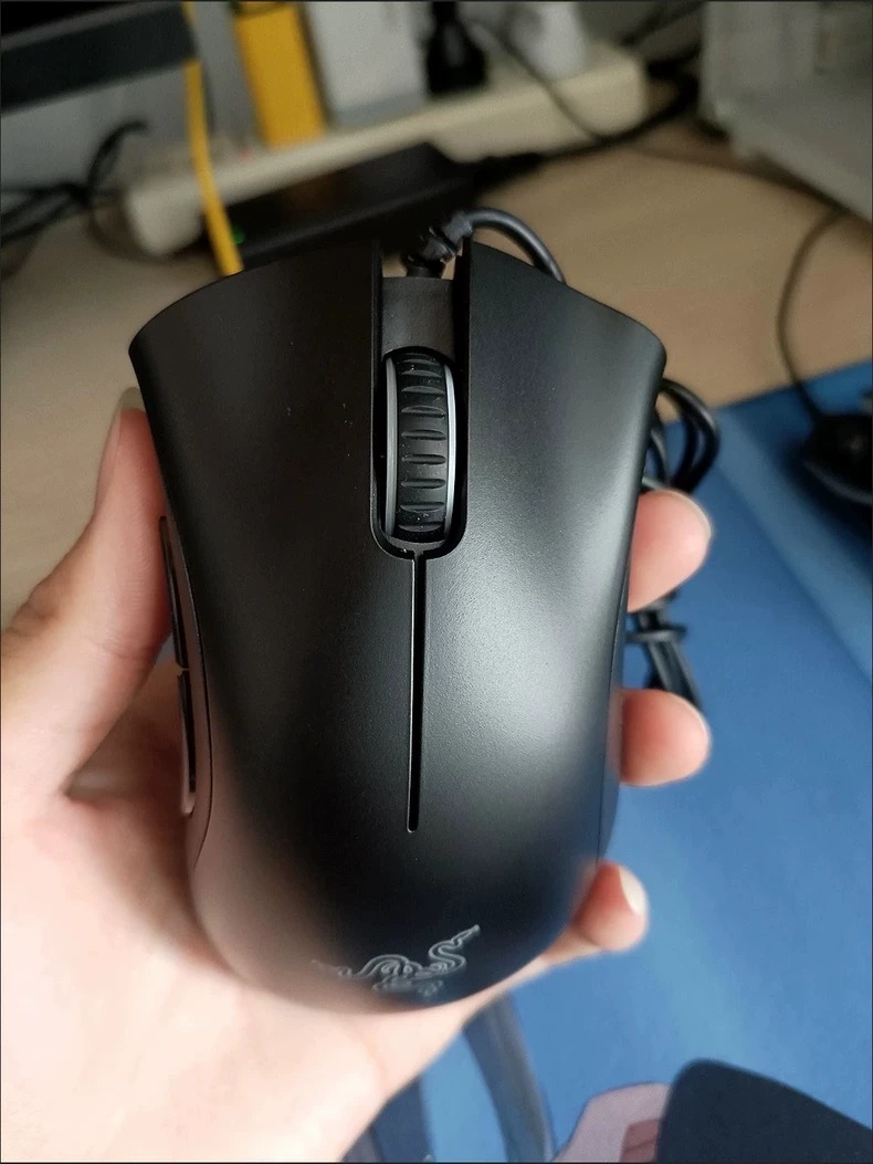 女大学生自用鼠标雷蛇炼狱蝰蛇标准版 黑色 有线鼠标 DPI6400可调节  官方正品保真 支持雷云3识别  颜色黑色  雷云3识别，简盒包装 95新  雷蛇正品